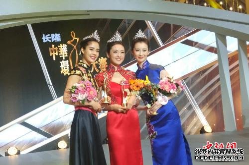 “2018中华小姐环球大赛”三甲出炉：冠军卢琳(中)、亚军何莉(左)、季军蒲梓叶(右) 任思雨 摄