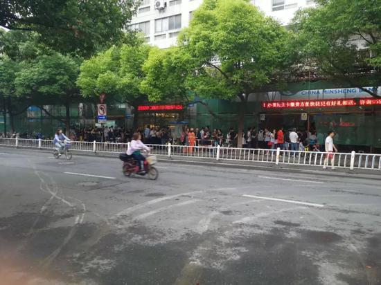 杭州这个周末上演万人抢房:有人晕倒有人打架(图)