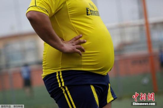 资料图：墨西哥“重量足球”联盟的成员参加比赛，这是一个由肥胖者组成的足球联盟，希望通过足球和营养咨询改善健康状况。