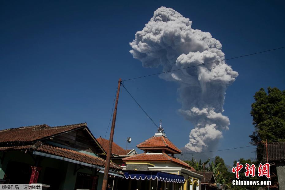 印尼默拉皮火山再度喷发 喷出蒸汽高达6000米