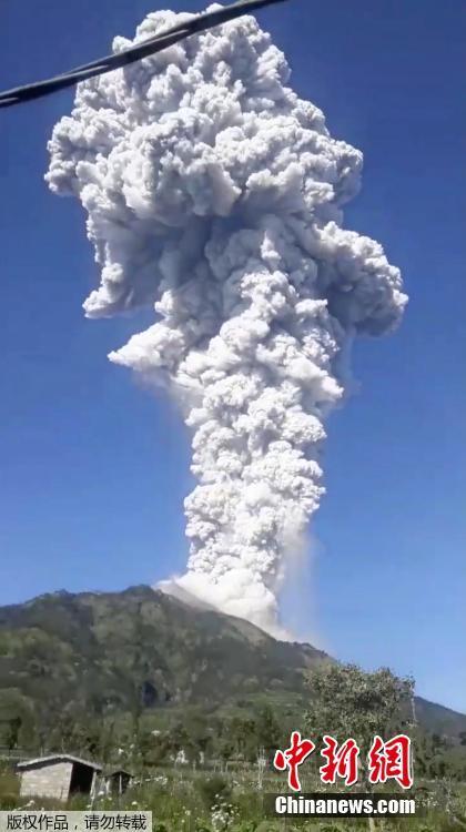 印尼默拉皮火山再度喷发 喷出蒸汽高达6000米