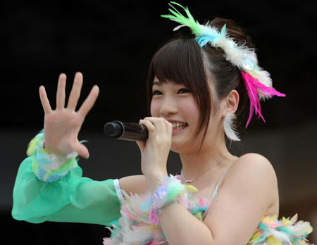 日本组合AKB48两成员遭变态男锯袭